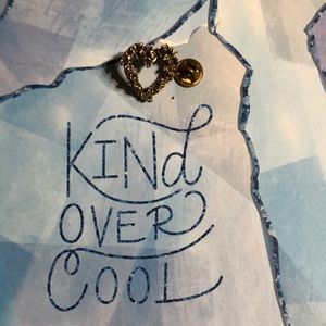 Dainty vintage roses heart brooch